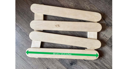 Kind übt Gleichgewicht auf dem Schwebebalken aus Holz