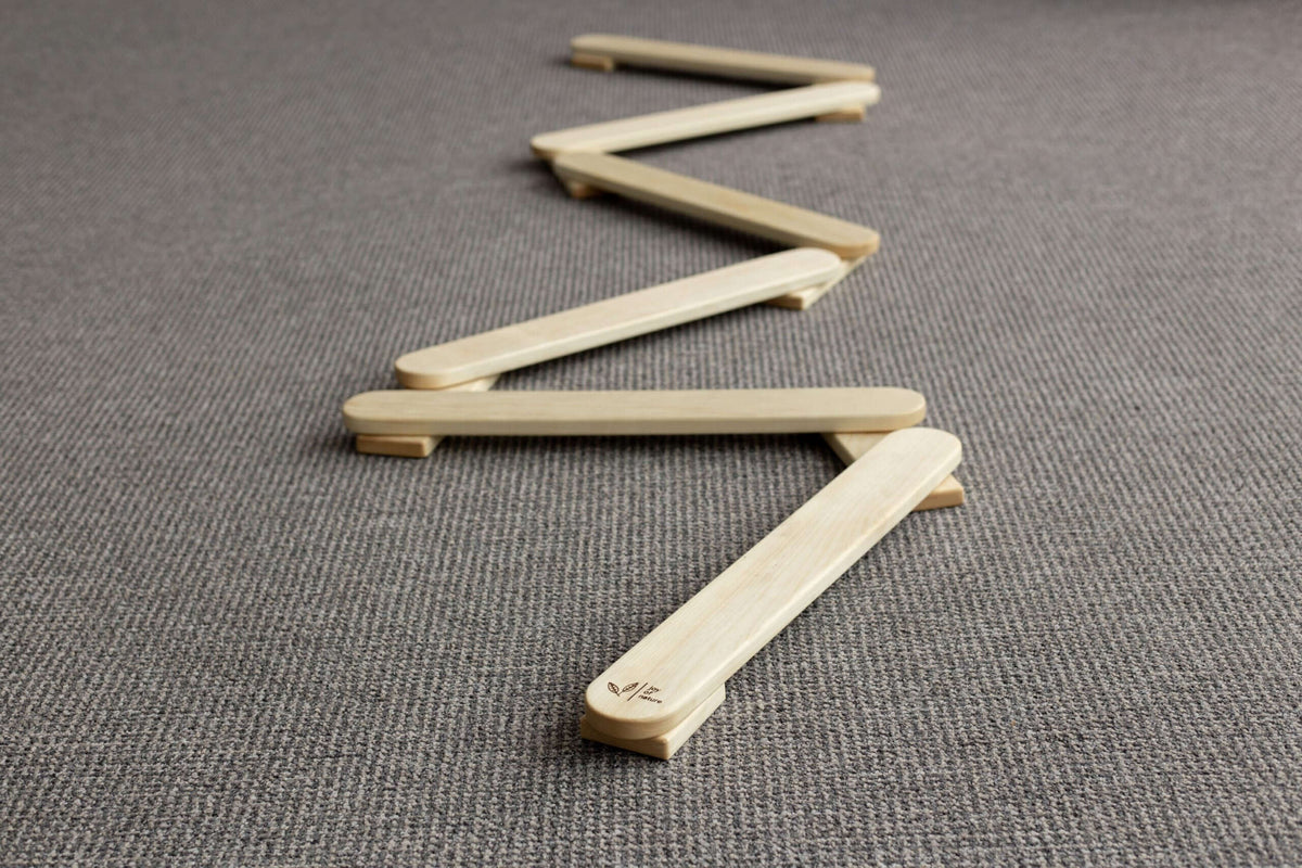 Balancierbalken aus Holz als vielseitiges Bewegungsspielzeug
