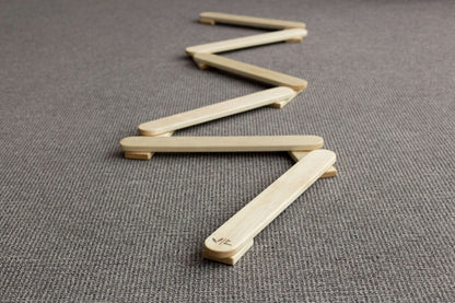 Balancierbalken aus Holz als vielseitiges Bewegungsspielzeug