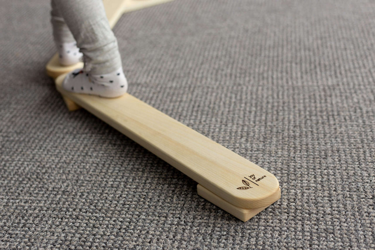 Schwebebalken aus Holz von Joy of Nature im Kinderzimmer