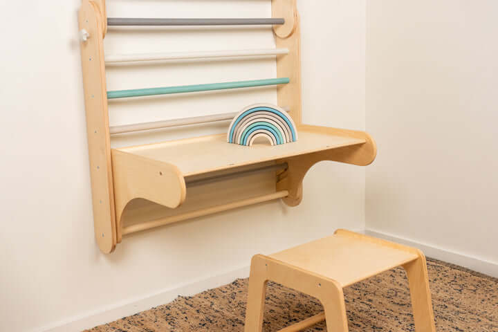 Tisch und Stuhl für die Sprossenwand von leg & go aus Holz