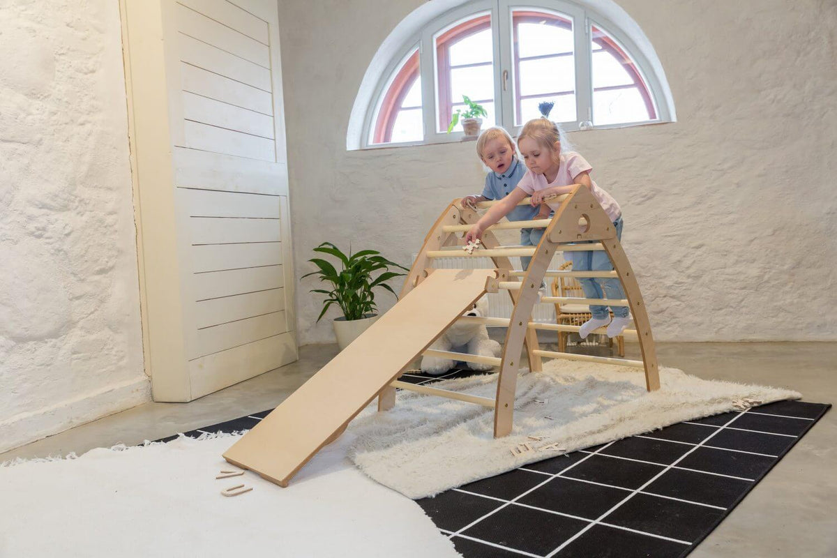 Trekant-Bergsteiger als wandelbares Spielhaus, Burg oder Tipi aufgebaut