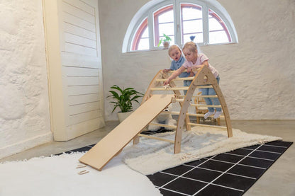 Trekant-Bergsteiger als wandelbares Spielhaus, Burg oder Tipi aufgebaut