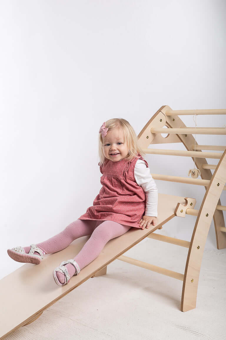 Trekant-Bergsteiger mit Rampe als Indoor-Spielplatz aus nachhaltigem Birkenholz