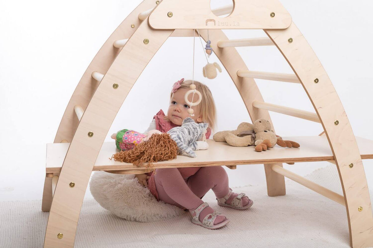 Trekant-Bergsteiger Kletterdreieck aus laminiertem Birkensperrholz im Kinderzimmer