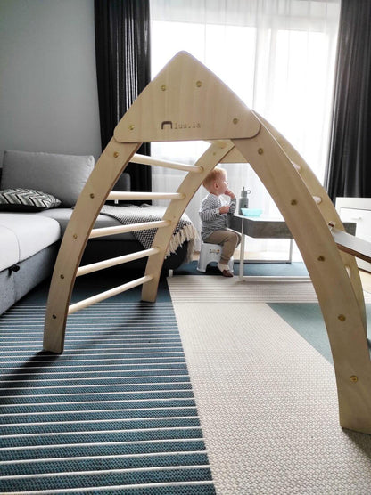 Detailansicht der Holzhaken an der Rampe des Trekant-Bergsteiger